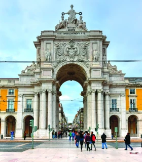 Admirez la grandeur de La Place du Commerce (Terreiro do Paço)