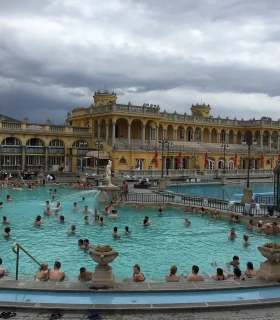 Détendre dans les bains thermaux, tels que Széchenyi ou Gellért