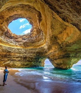 Explorer les grottes marines