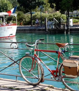 Faire une promenade à vélo autour du Lac d’Annecy