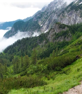 Faire de la randonnée dans les montagnes