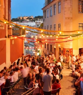 Flânez dans les rues animées de Bairro Alto