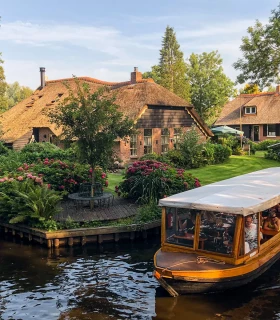 Balade en bateau (whisper boat, gondole ou bateau-taxi) – La meilleure façon de découvrir Giethoorn