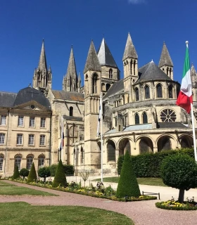 Les abbayes aux Dames et aux Hommes