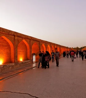 Stroll along the Khaju Bridge