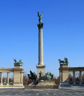 Visiter la Place des Héros