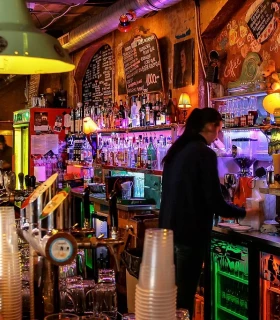 Vivre la vie nocturne unique des bars en ruine, comme Szimpla Kert