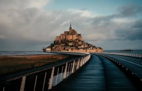 Mont Saint-Michel : Un Guide Complet pour une Aventure Historique et Naturelle Inoubliable