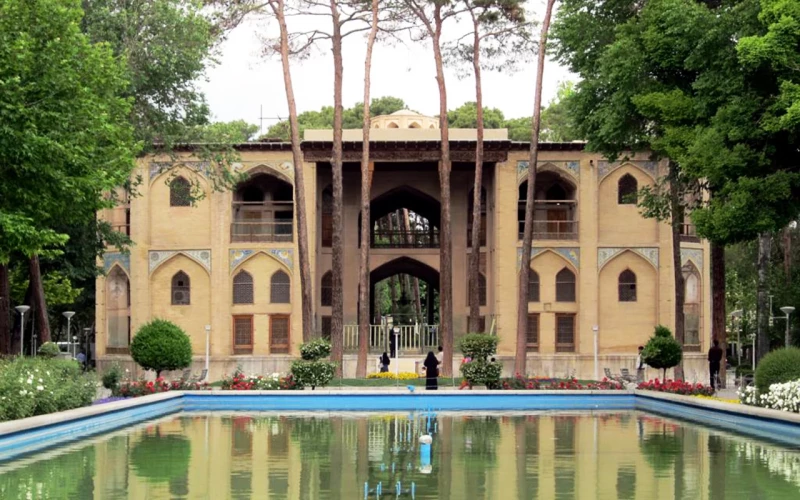 Visit Hasht Behesht Palace