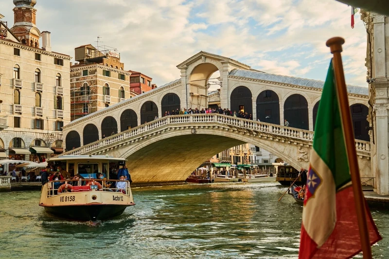 Discover the Rialto Bridge, Venice, Italy