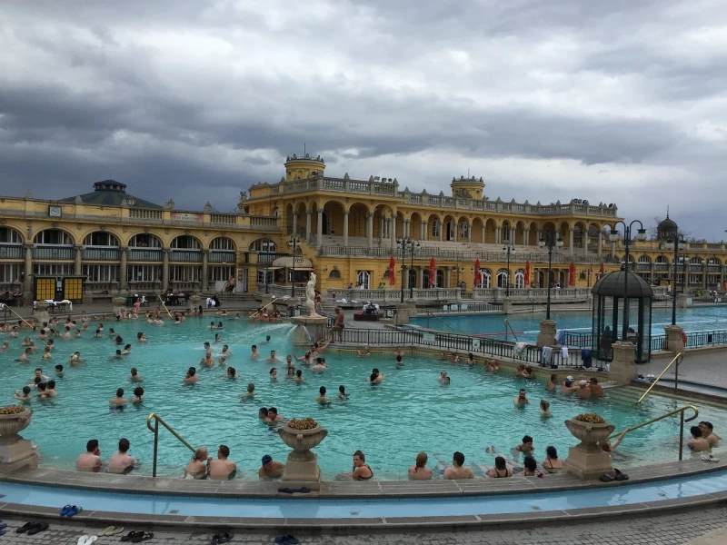 Détendre dans les bains thermaux, tels que Széchenyi ou Gellért, Budapest, Hongrie