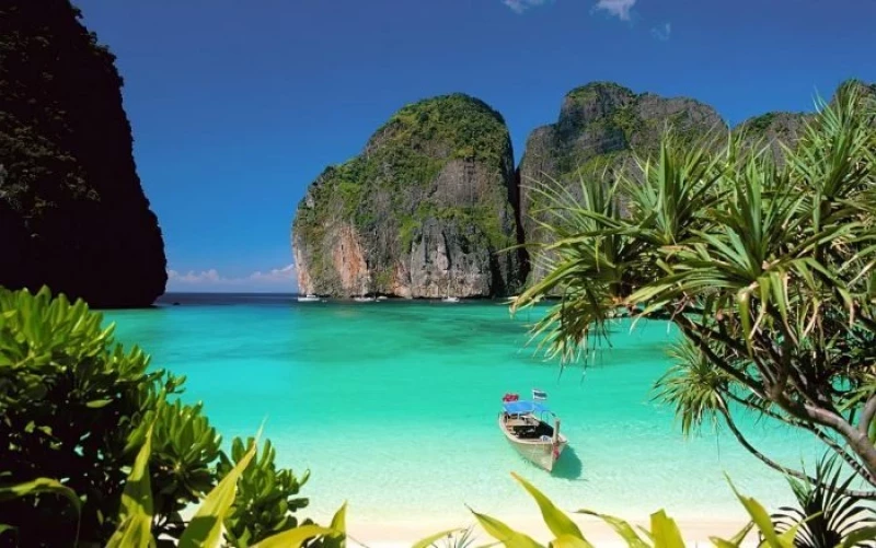 Excursions to the Phi Phi Islands, Phuket, Thailand