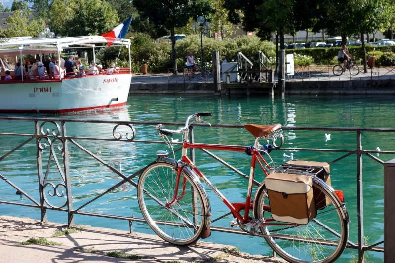 Faire une promenade à vélo autour du Lac d’Annecy, Annecy, France