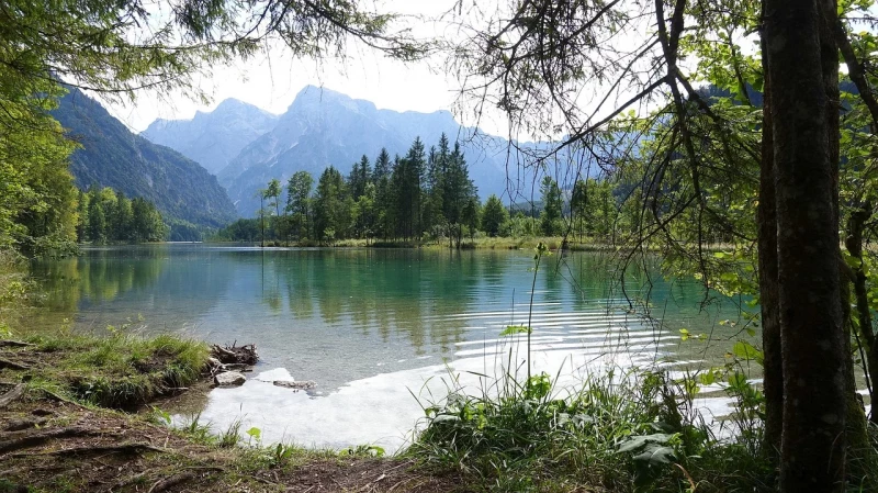 Faire une randonnée jusqu'au lac Almsee, Salzbourg, Autriche
