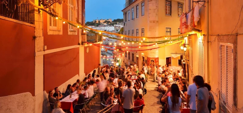 Flânez dans les rues animées de Bairro Alto, Lisbonne, Portugal