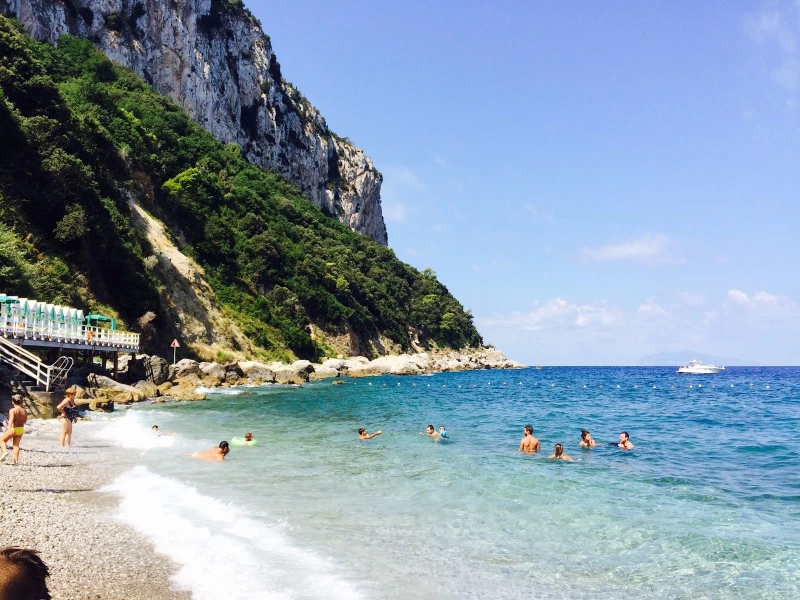 La plage de Bagni di Tiberio, Capri, Italie
