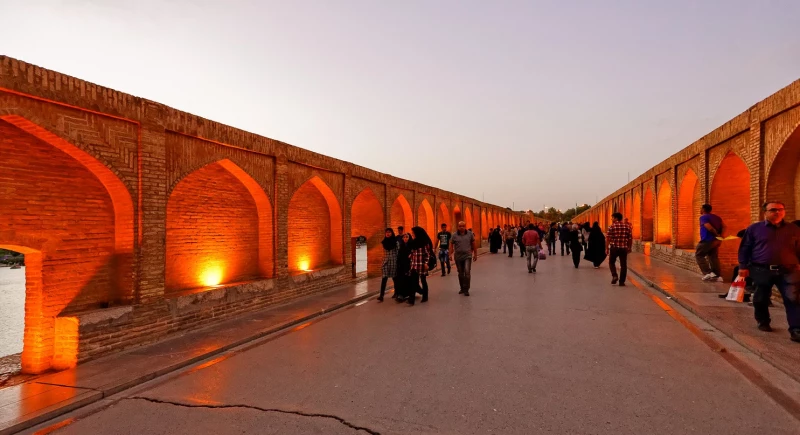 Se promener le long du pont Khaju, Ispahan, Iran