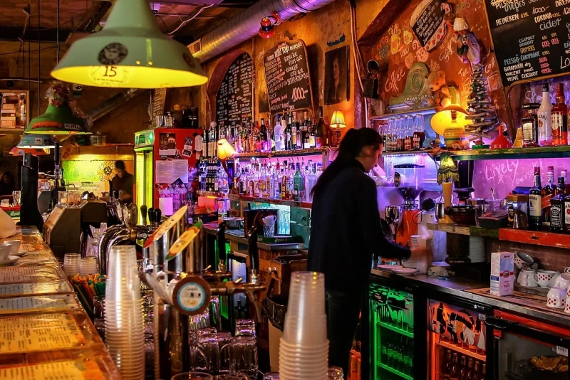 Vivre la vie nocturne unique des bars en ruine, comme Szimpla Kert, Budapest, Hongrie