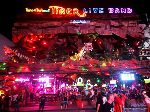 Discover the nightlife in Phuket