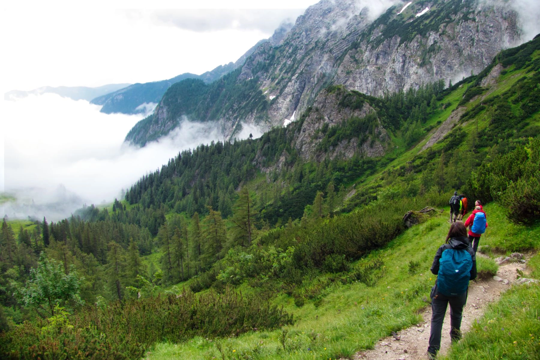 Faire de la randonnée dans les montagnes