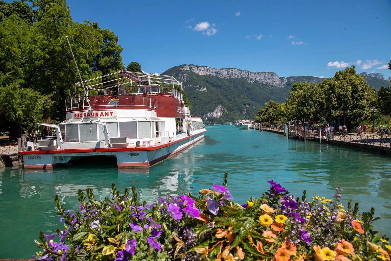 Partir en balade en bateau sur le lac d'Annecy.