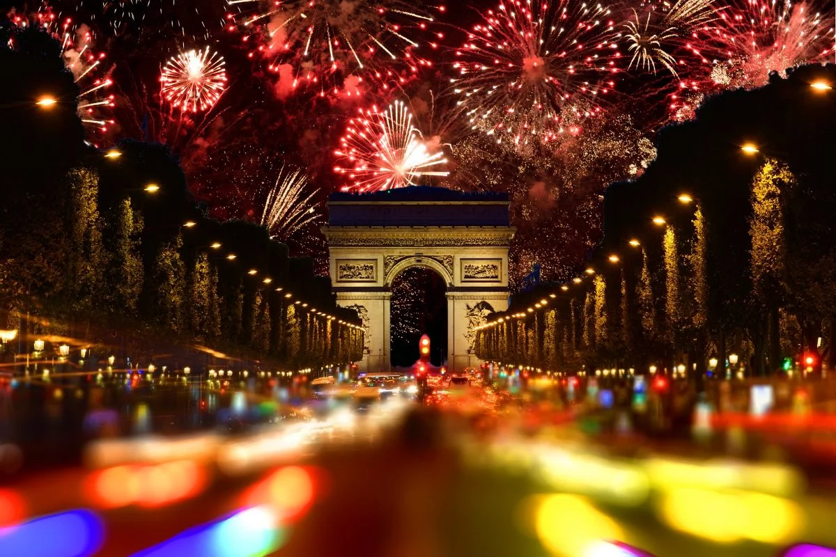 Paris, France : Une Nuit Romantique et Lumineuse