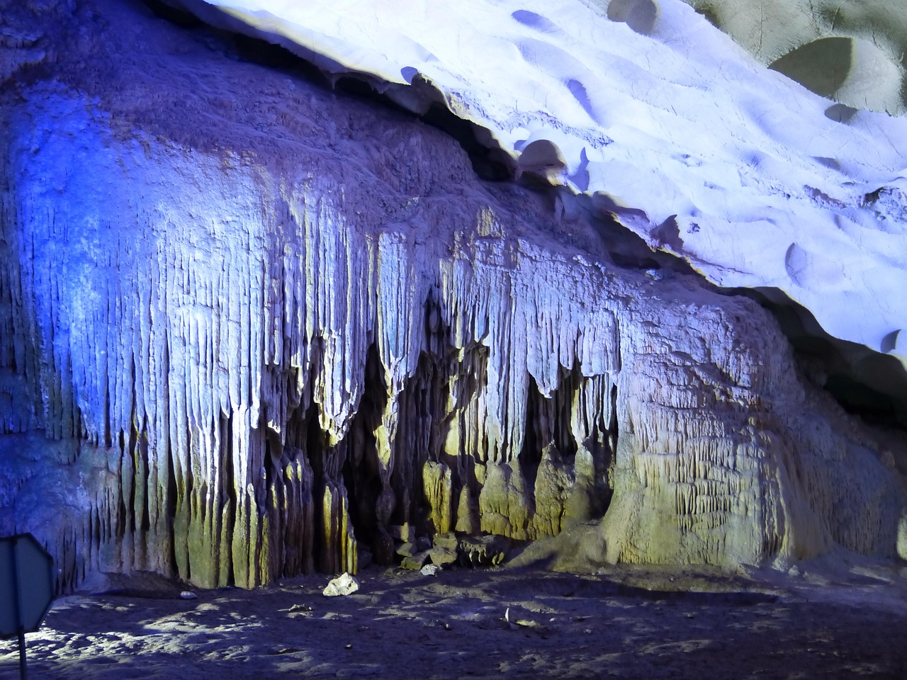 Sung Sot Cave (Cave of Surprises)