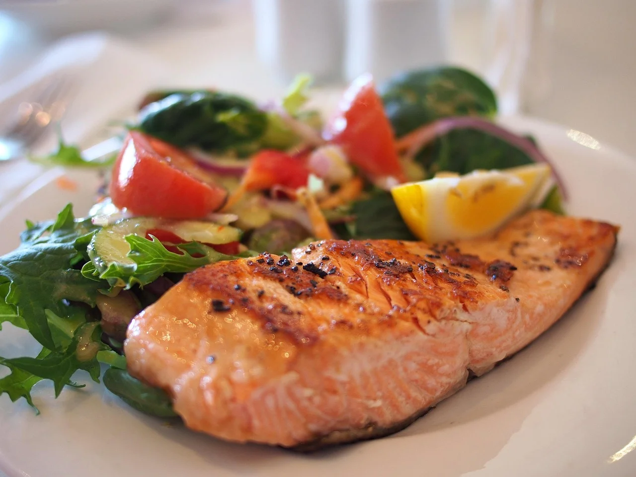 Déjeuner de poisson frais au port
