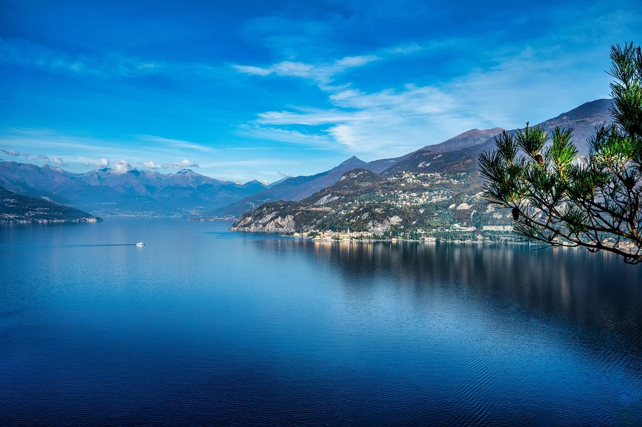 Vue aérienne de Bellagio sur la pointe du promontoire, au cœur du lac de Côme