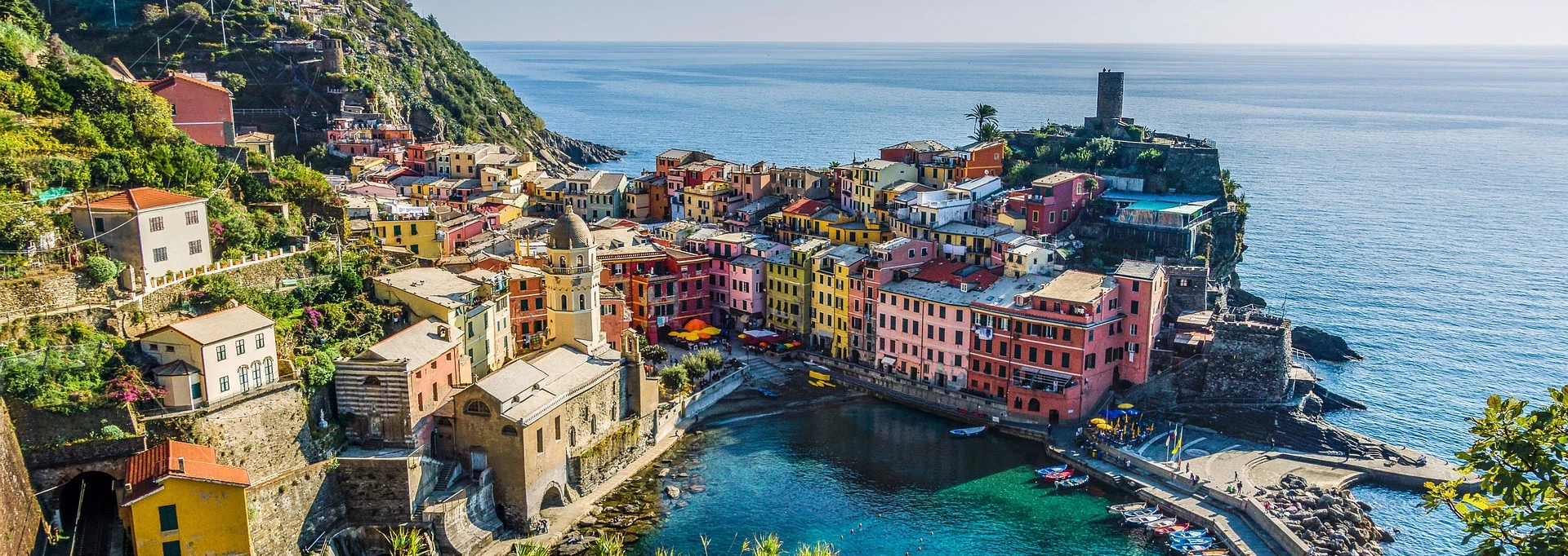 Panorama d'un village coloré des Cinque Terre au bord de la mer Ligure