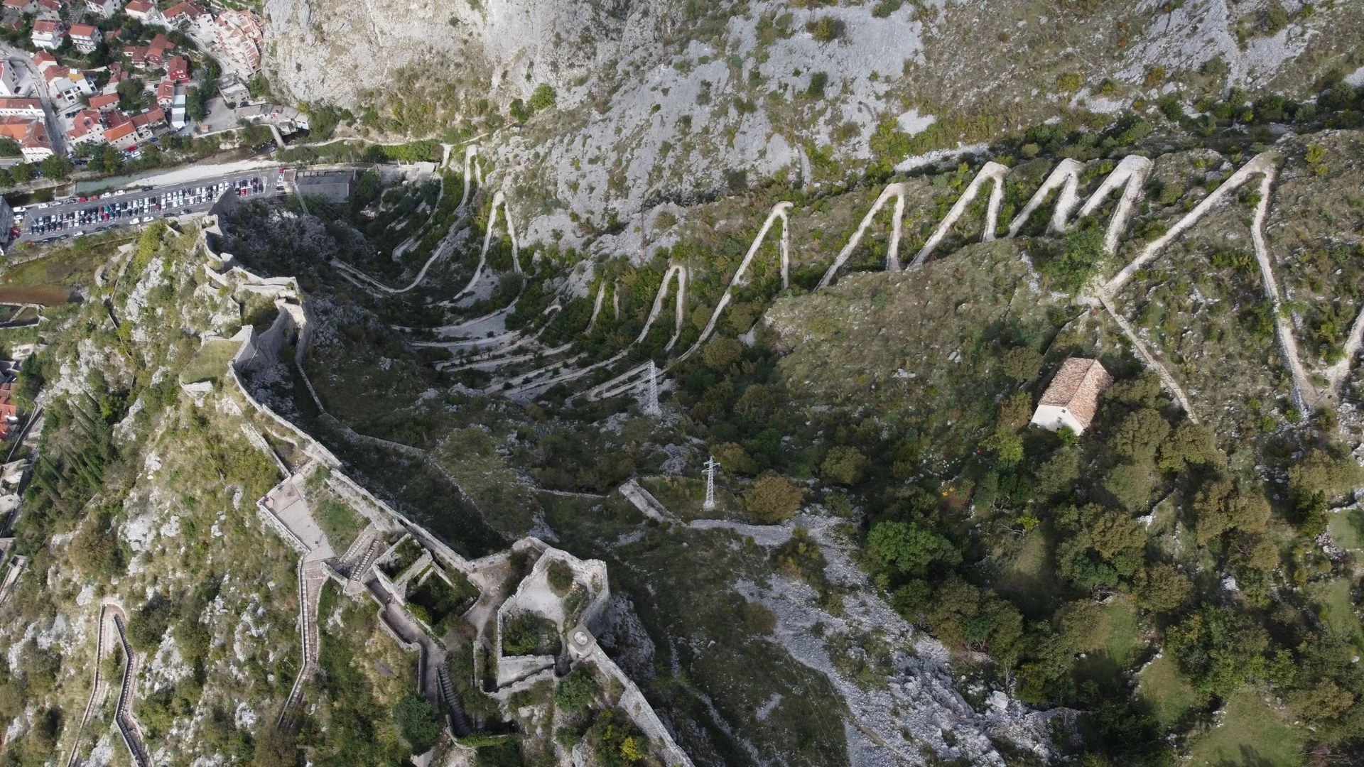Vue aérienne de la route en lacets et de la forteresse Saint-Jean au-dessus de Kotor, au Monténégro