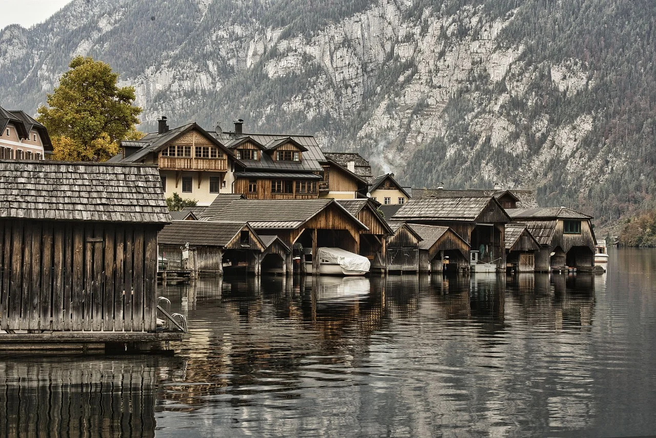 Le village de Hallstatt et ses maisons au bord du lac, au pied des Alpes autrichiennes
