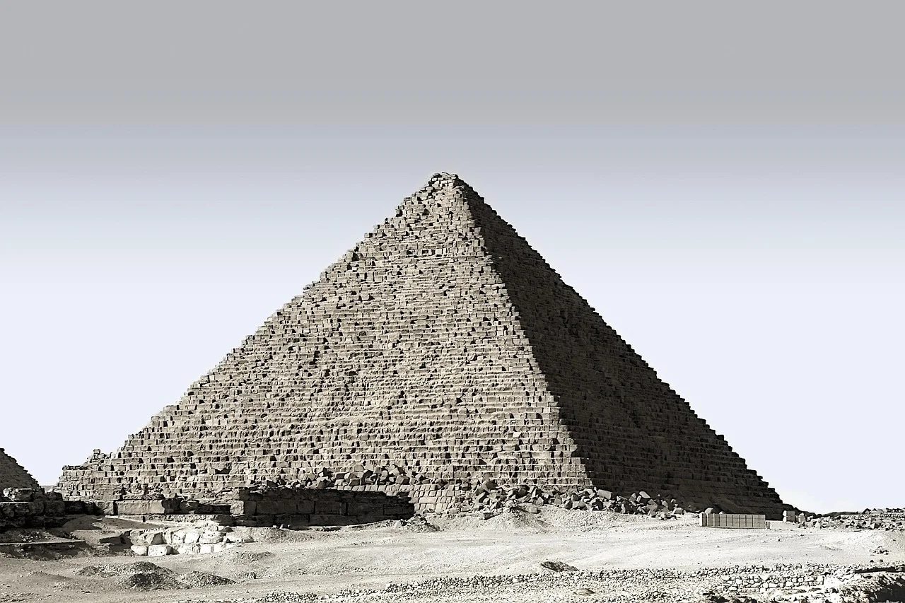 Les trois pyramides de Gizeh alignées sur le plateau désertique, en périphérie du Caire