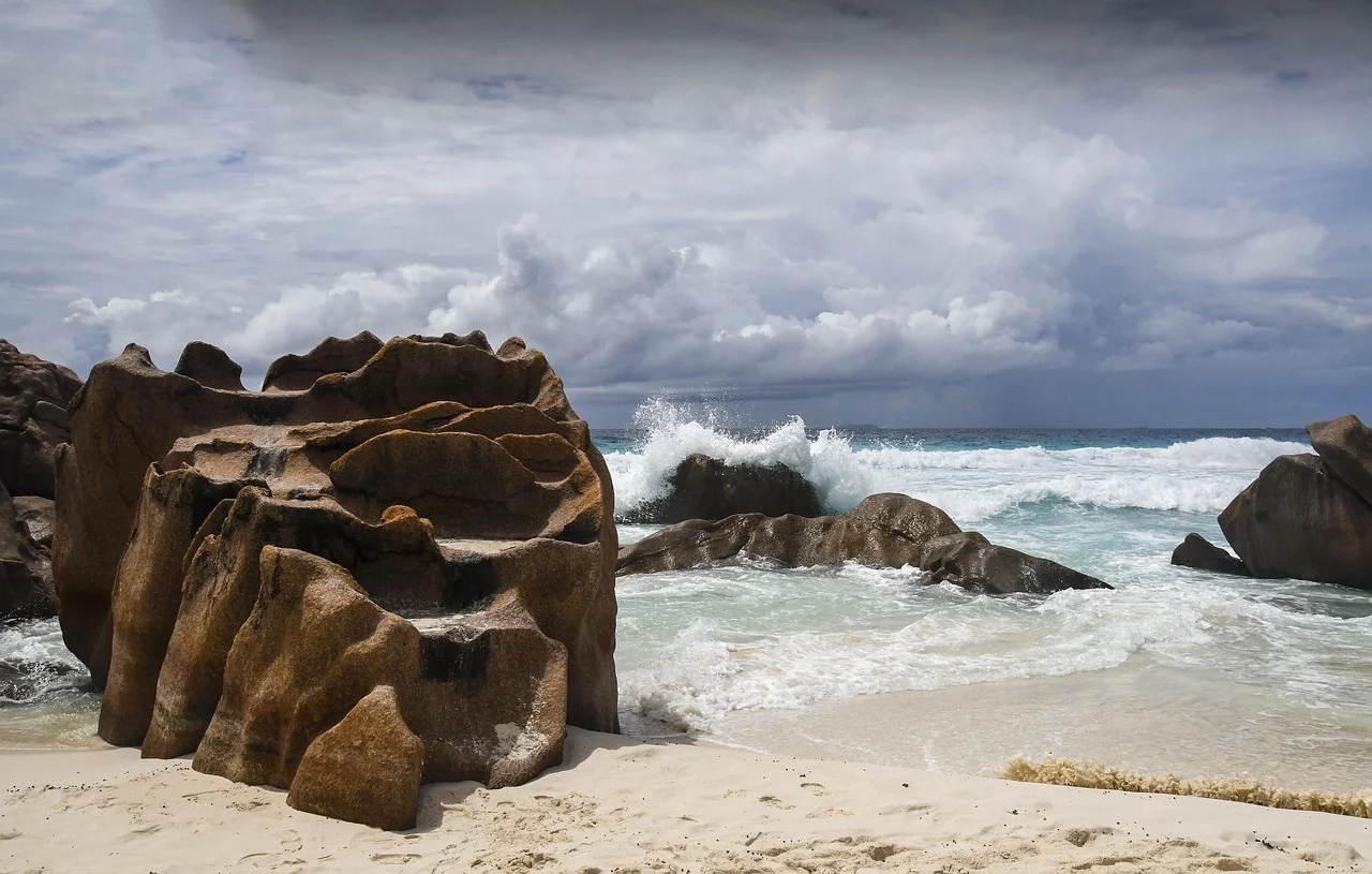 Plage des Seychelles avec rochers de granit et eau turquoise