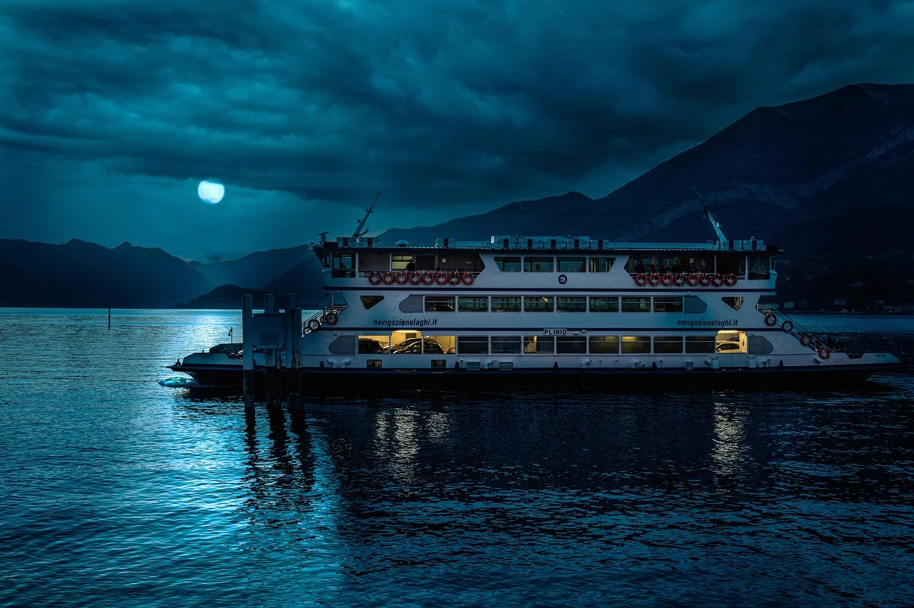 Ferry de la Navigazione Laghi traversant le lac de Côme.