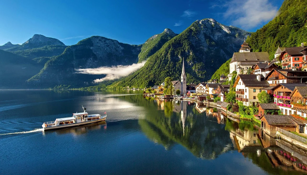 Bateau traversant le lac Hallstättersee vers le village de Hallstatt