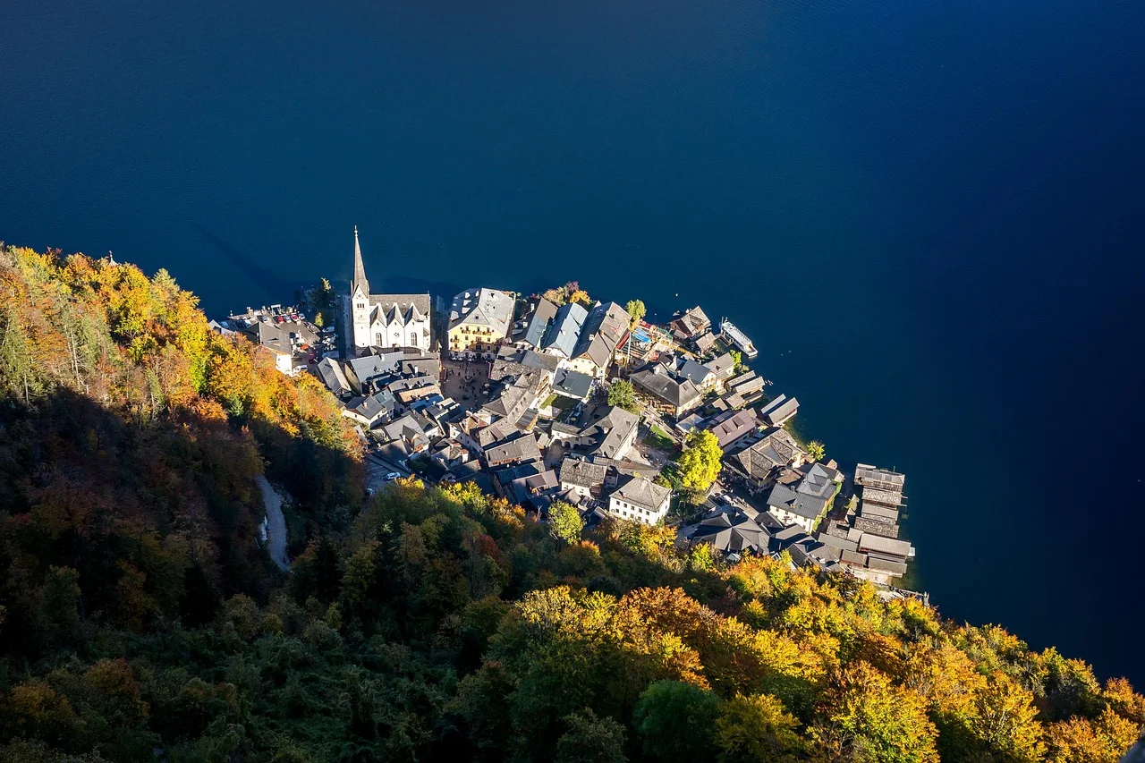 Église de Hallstatt et clocher au bord du lac, vue panoramique alpine