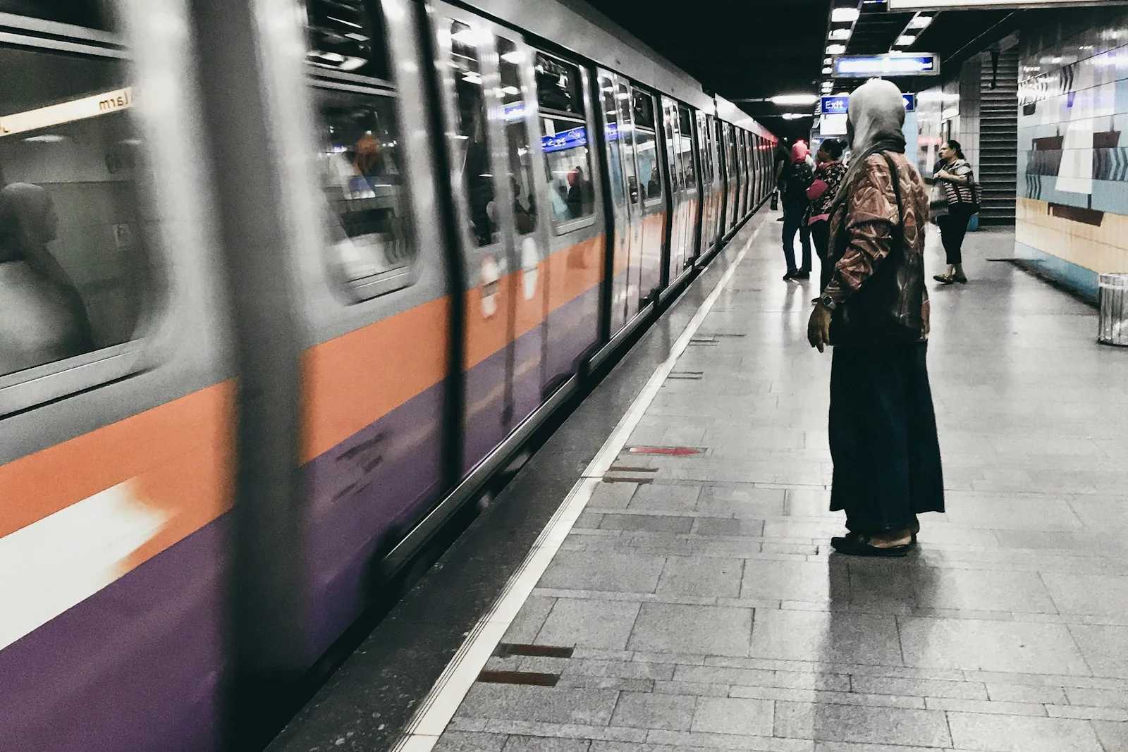 Une rame du métro du Caire à quai en livrée orange et violette.