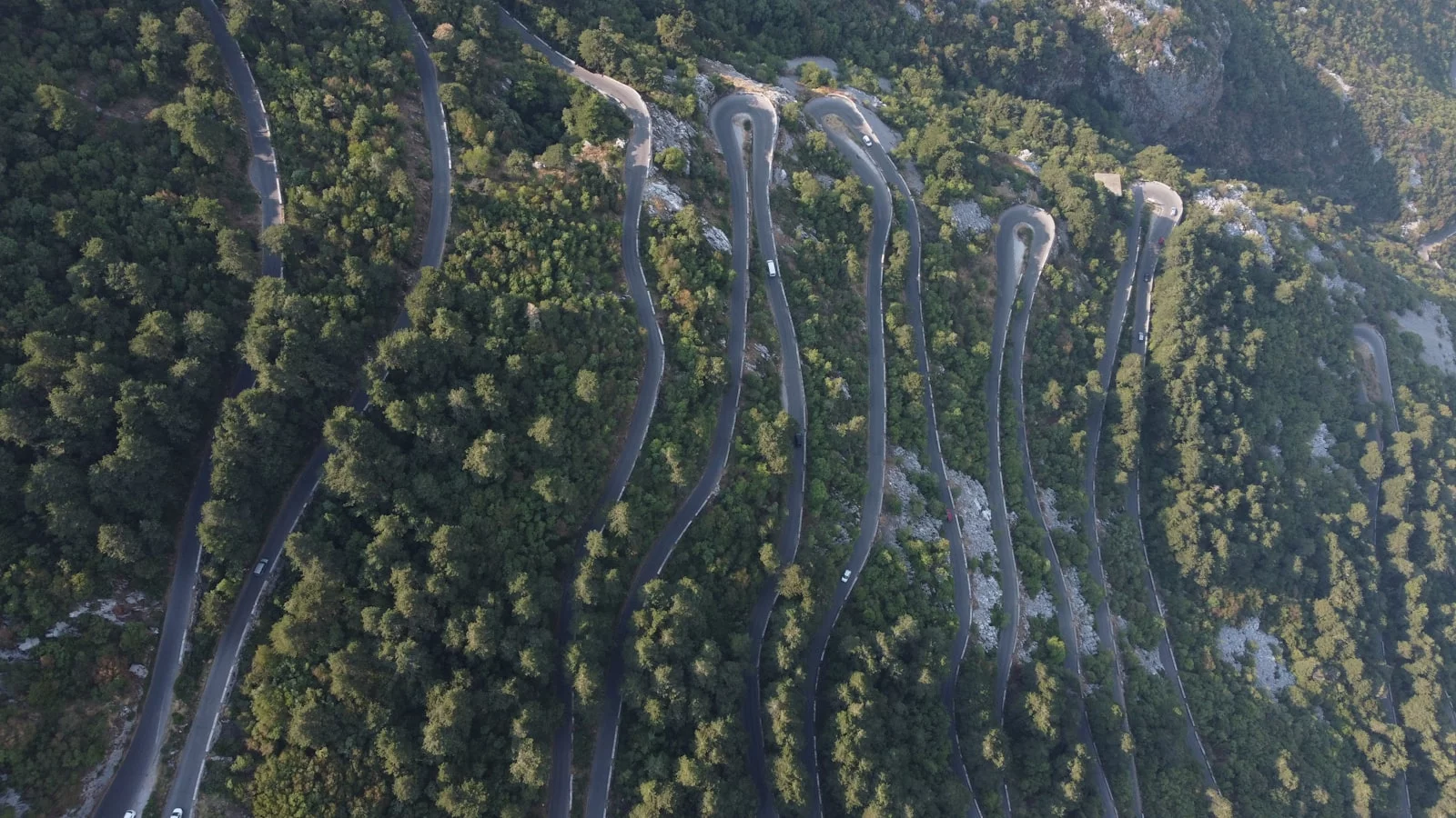 Vue aérienne des virages en lacets de la route serpentine de Kotor au Monténégro.