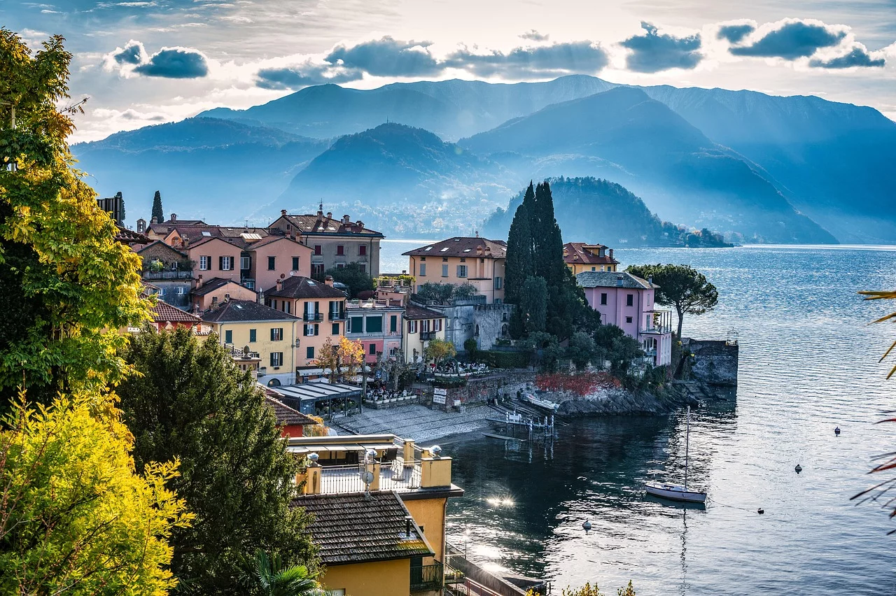 Le village coloré de Varenna au bord du lac de Côme.