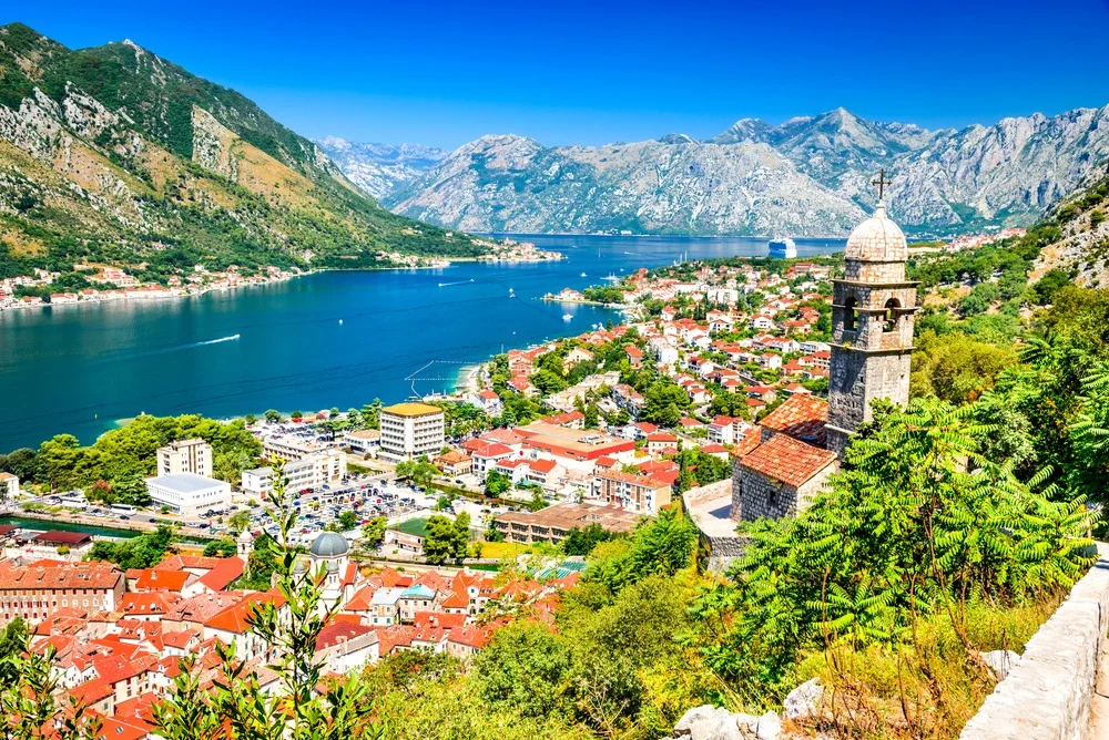 Vieille ville de Kotor et remparts de Saint-Jean