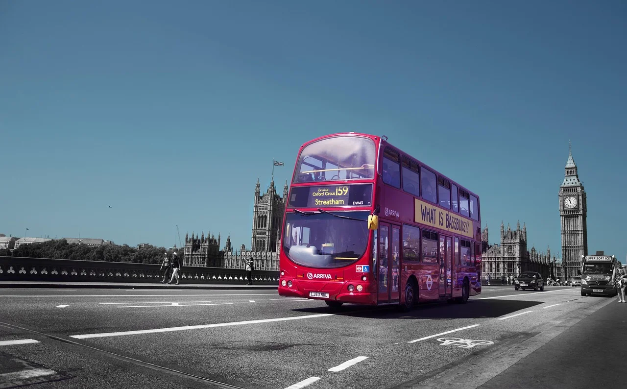 Bus rouge à impériale devant Big Ben et le palais de Westminster à Londres