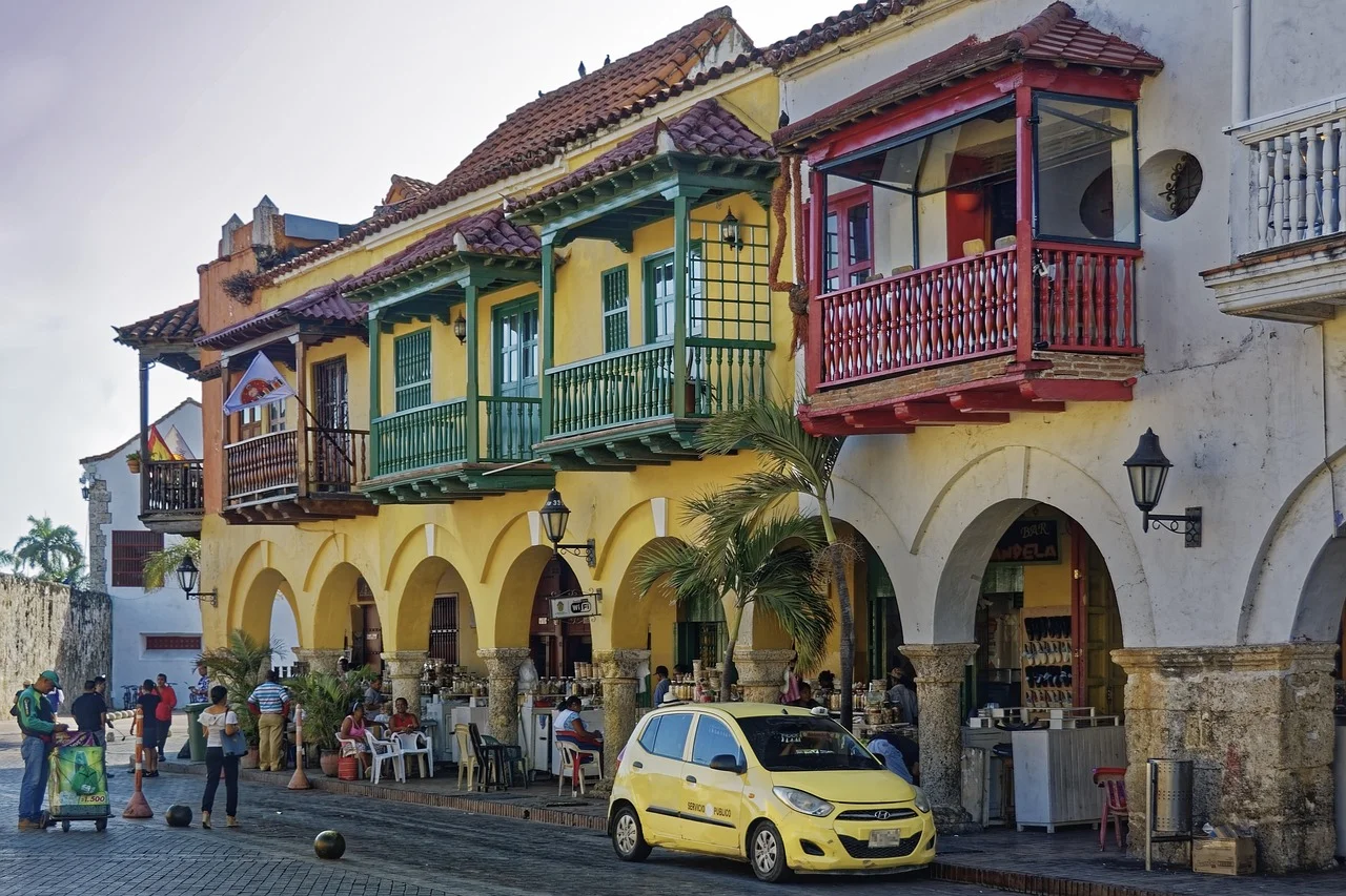 Rue coloniale colorée de la vieille ville de Carthagène des Indes