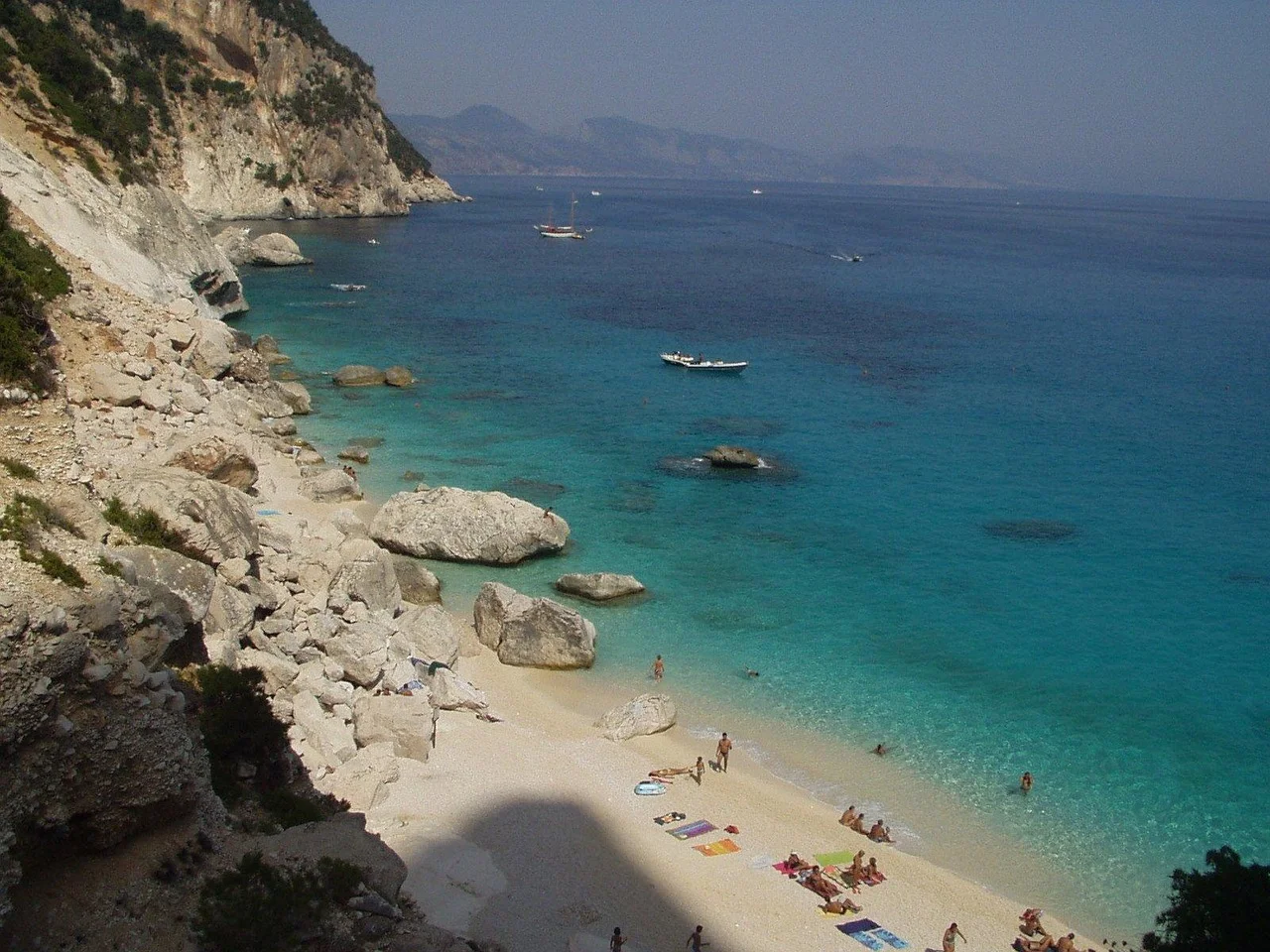 Crique aux eaux turquoise du golfe d'Orosei, sur la côte est de la Sardaigne