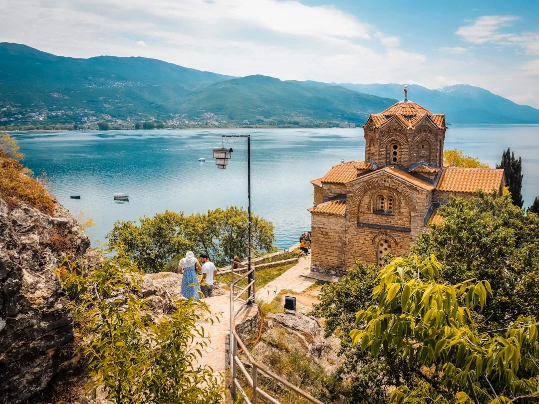 Lac d'Ohrid et église Saint-Jean de Kaneo