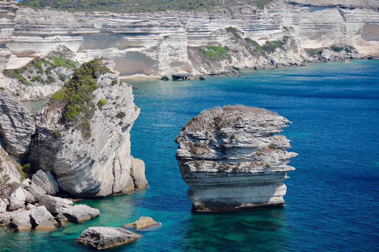Falaises calcaires blanches de Bonifacio et le rocher du Grain de sable, sud de la Corse