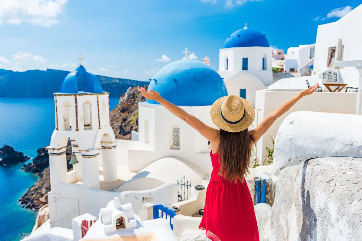 Santorin ou Mykonos : quelle île grecque choisir ?