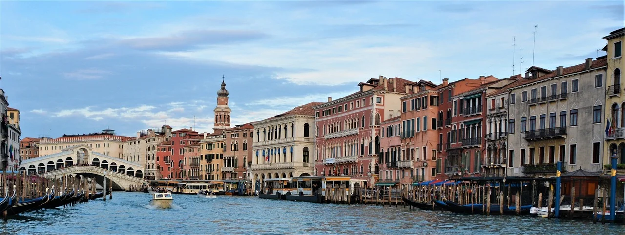 Gondoles amarrées sur le Grand Canal de Venise devant des façades anciennes