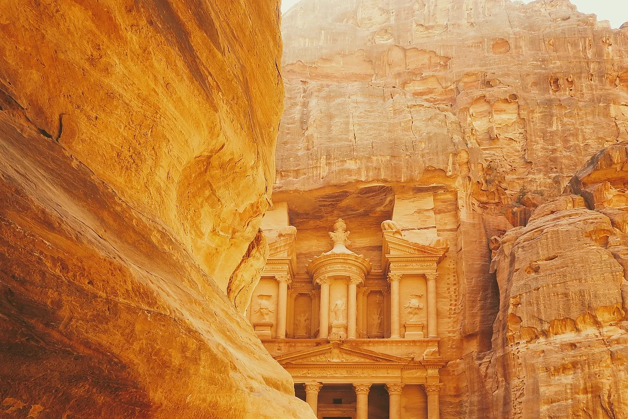 Le Trésor de Petra vu depuis le Siq, façade nabatéenne taillée dans le grès rose