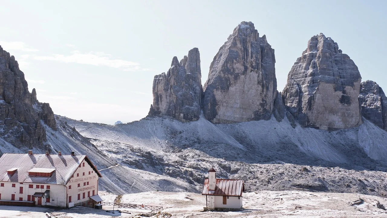 Les faces nord des Tre Cime di Lavaredo et le refuge Locatelli, Dolomites